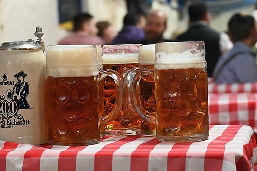 Maßkrüge auf Biertisch Maßkrüge auf Biertisch
